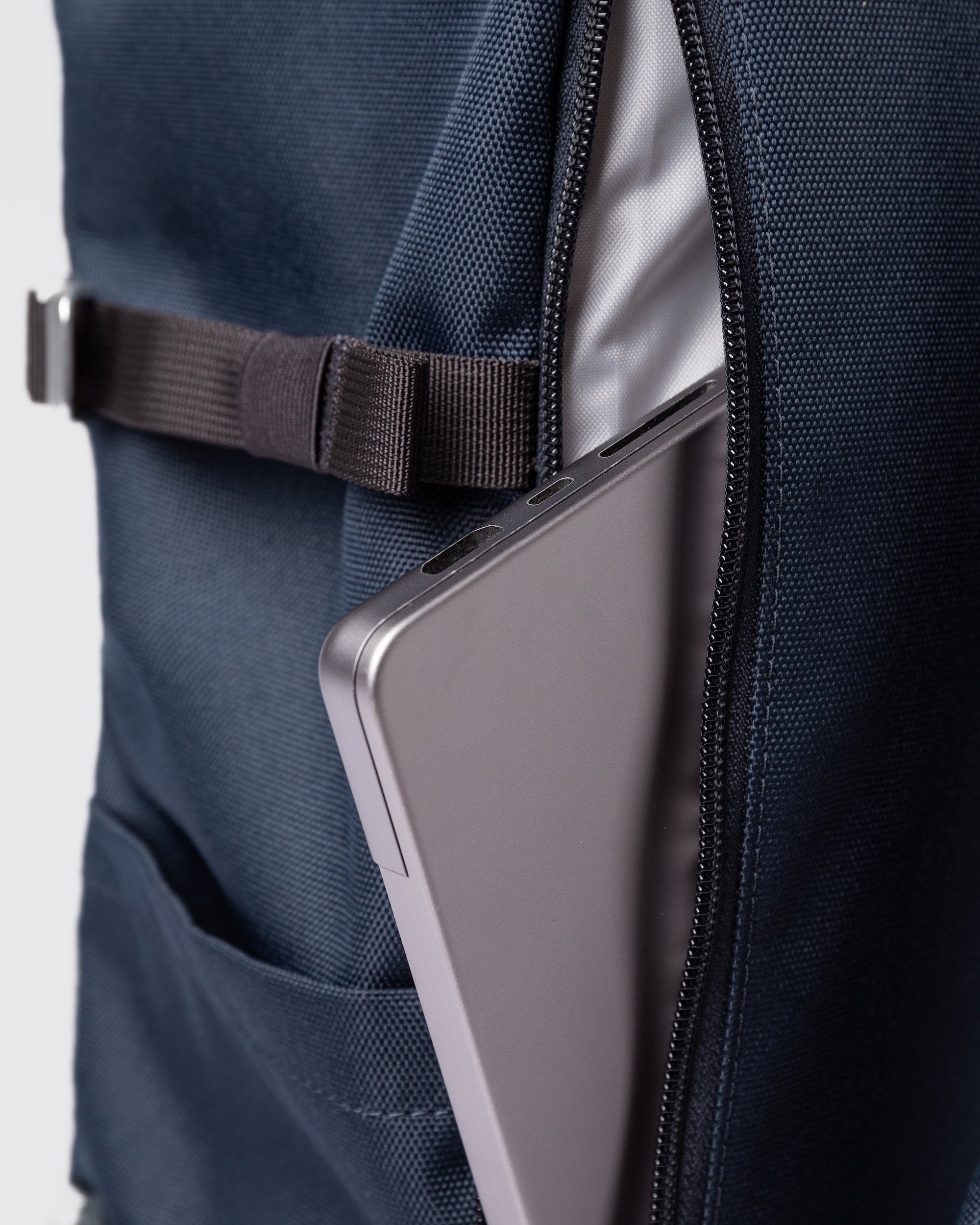 Icon Rolltop Backpack L - Navy with black leather