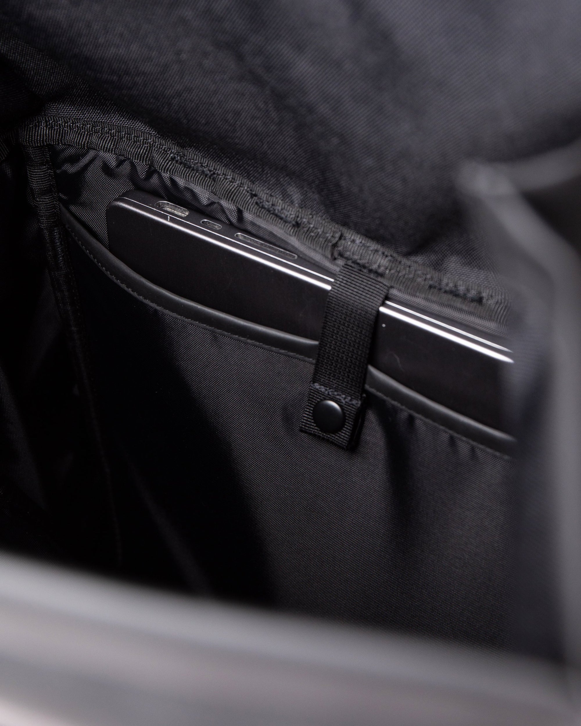 Stream Slim Rolltop L - Black