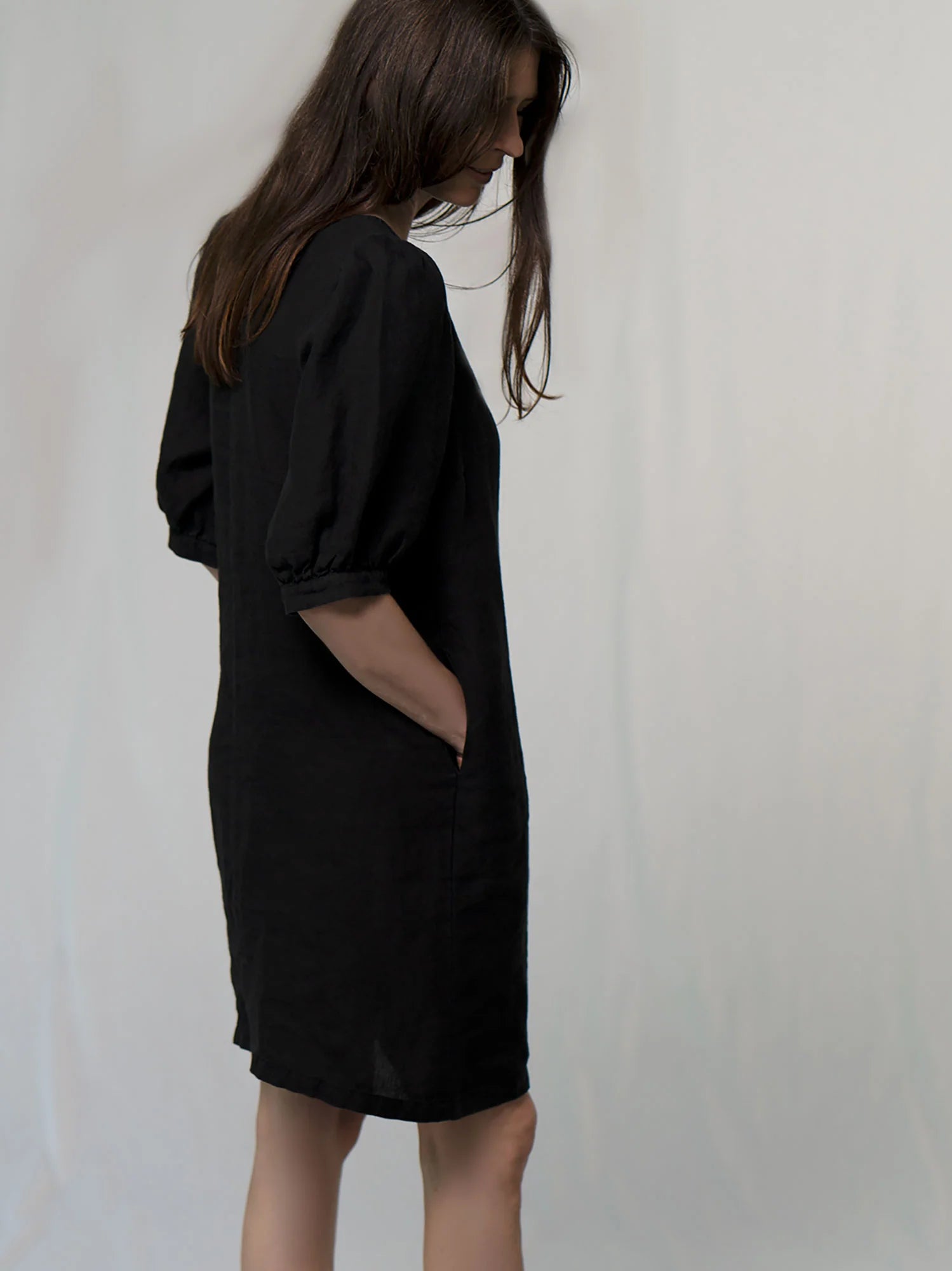 ANNUKKA Pellavamekko- musta