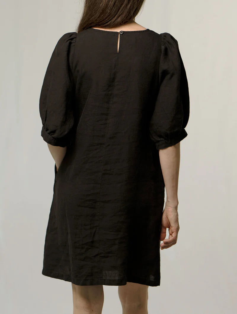 ANNUKKA Pellavamekko- musta