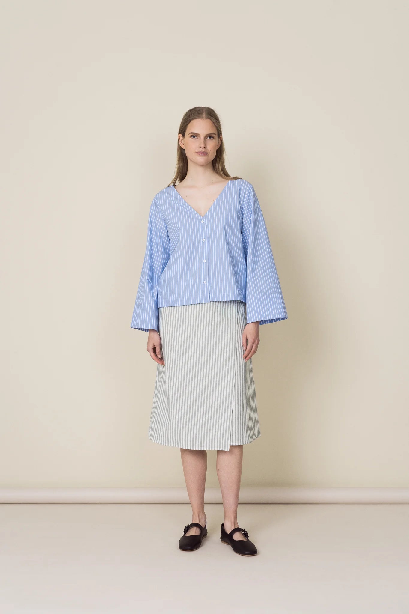 V-neck Poplin Shirt - Light Blue Stripes
