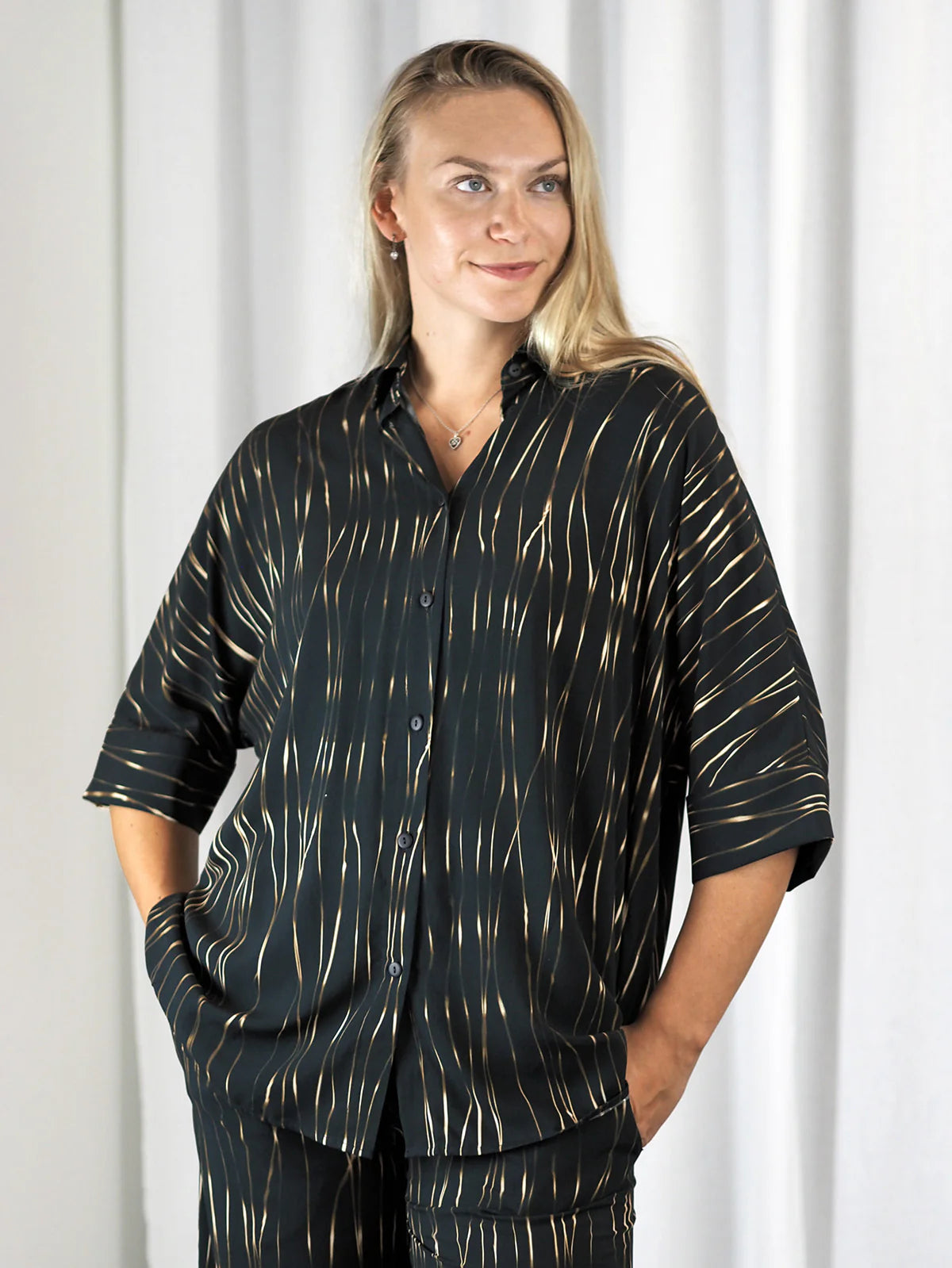 JASMIN Viskoosipaita - Kultasäikeet