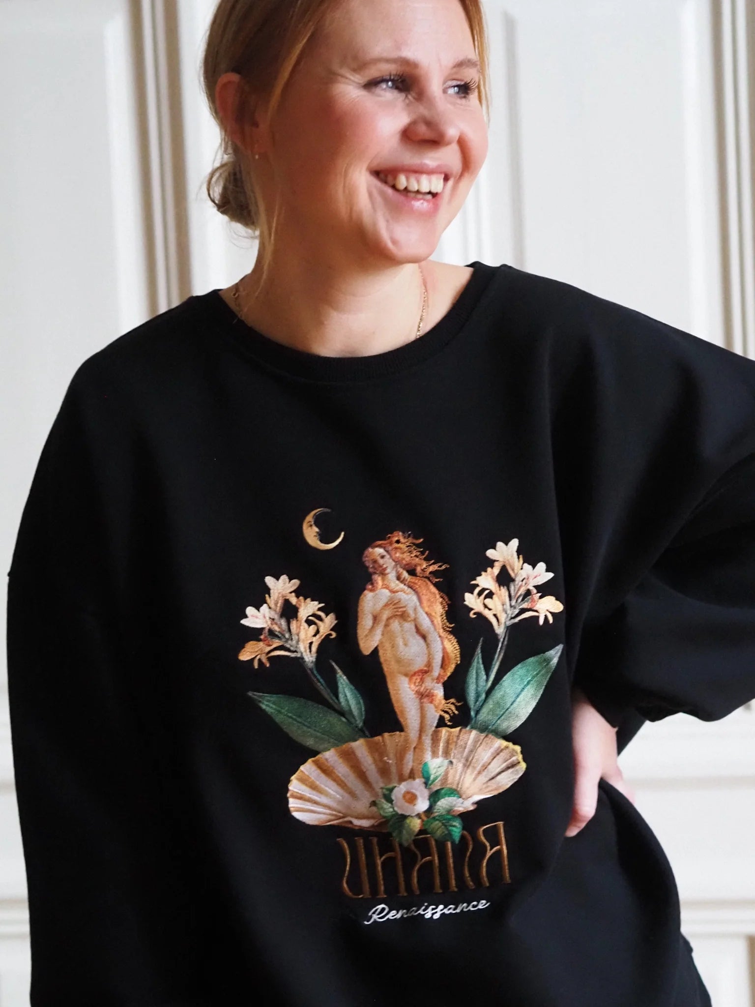 Garland Sweatshirt - Venus Embroidery