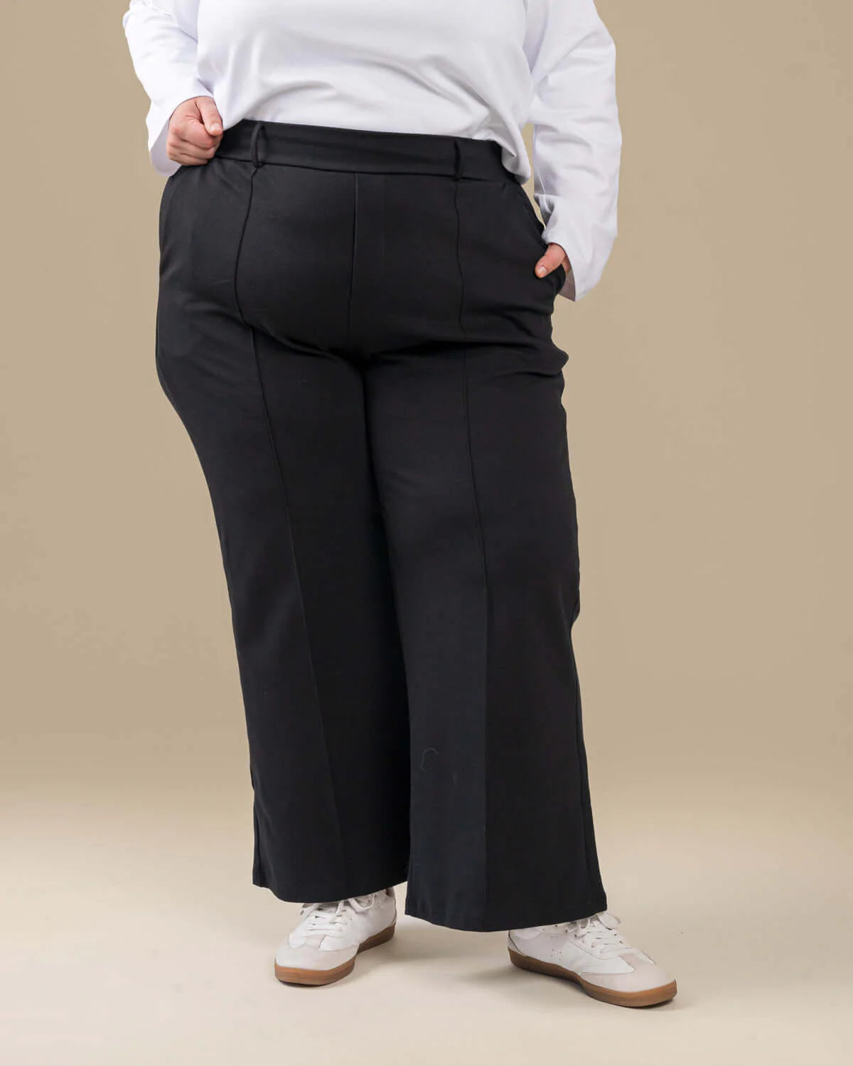 Leveät Laskoshousut - Musta