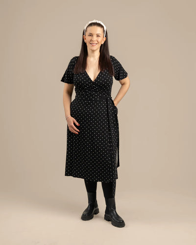 Lyhythihainen Kietaisumekko - Musta Pilkku