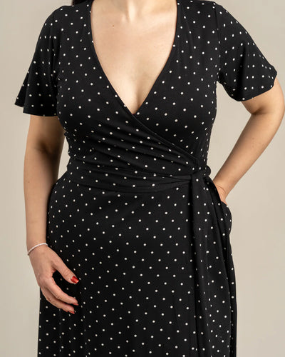 Lyhythihainen Kietaisumekko - Musta Pilkku