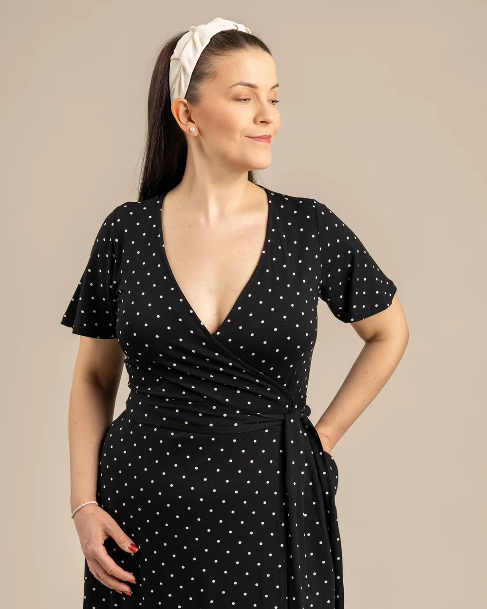 Lyhythihainen Kietaisumekko - Musta Pilkku