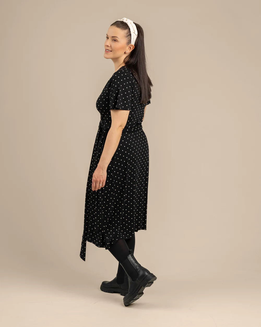 Lyhythihainen Kietaisumekko - Musta Pilkku