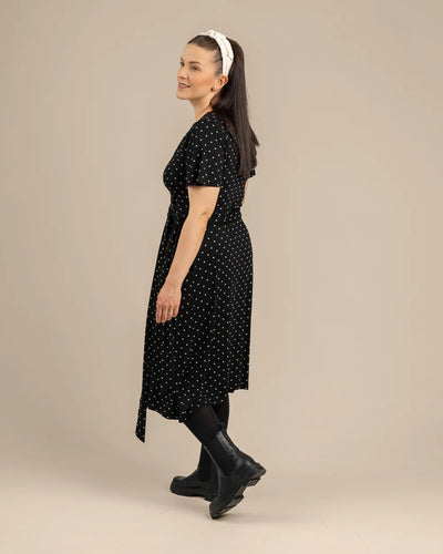 Lyhythihainen Kietaisumekko - Musta Pilkku