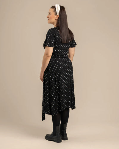 Lyhythihainen Kietaisumekko - Musta Pilkku
