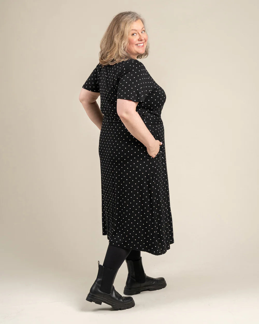 Lyhythihainen Kietaisumekko - Musta Pilkku