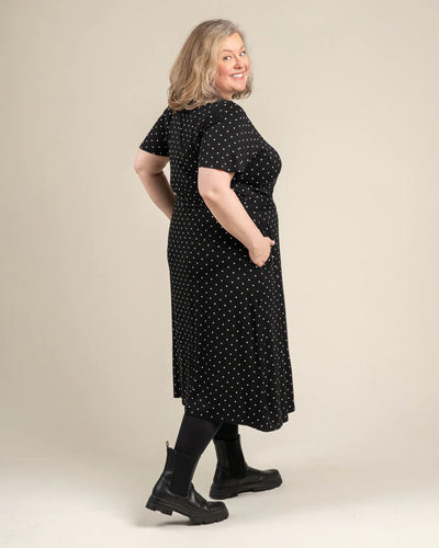 Lyhythihainen Kietaisumekko - Musta Pilkku