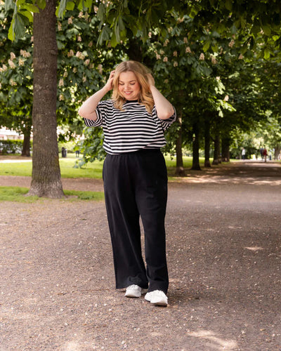 Noki Leveät Housut Lyhyt - Musta