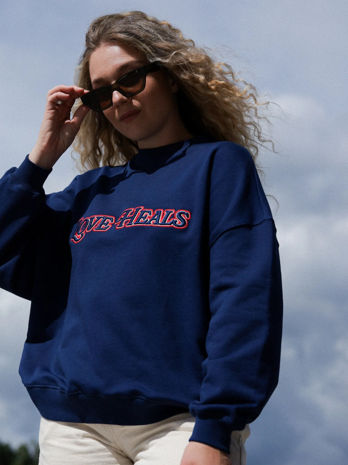 Grace Sweatshirt Love Heals - Navy Blue