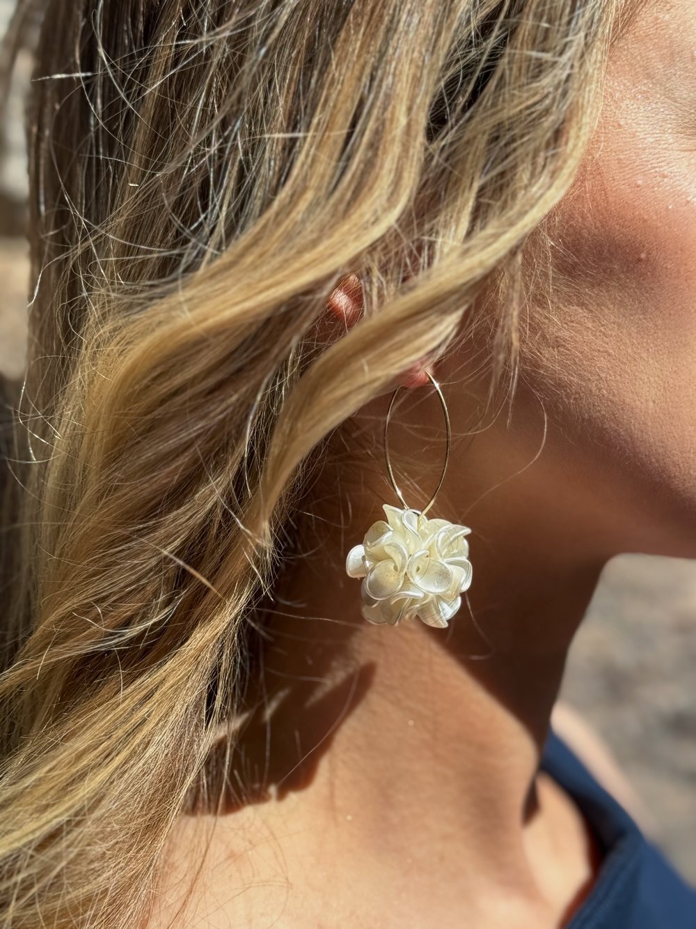 Kukkapallo Korvakorut - Valkoinen/Kulta