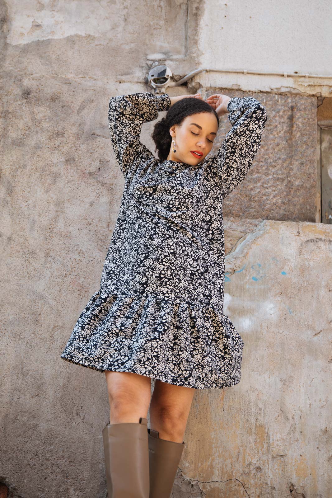 Kaikko mustavalkoinen Ruffle Collegemekko