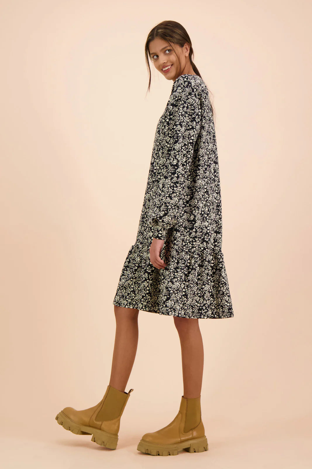 Kaikko mustavalkoinen Ruffle Collegemekko