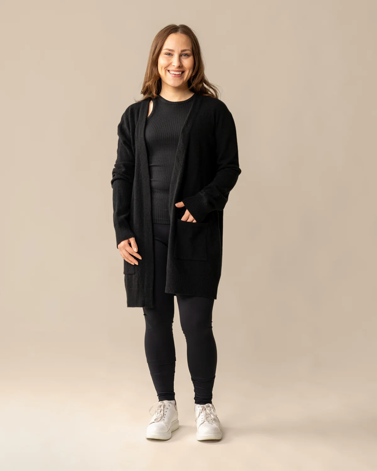 Tyyni Neuletakki - Musta