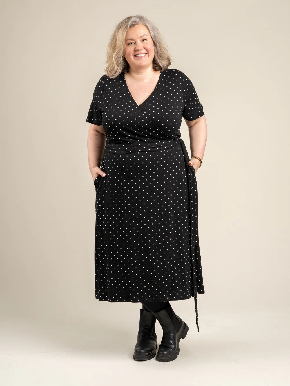 Lyhythihainen Kietaisumekko - Musta Pilkku