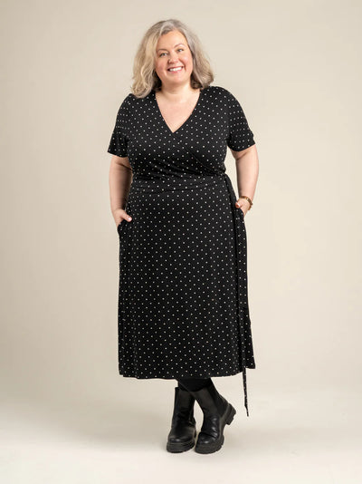 Lyhythihainen Kietaisumekko - Musta Pilkku