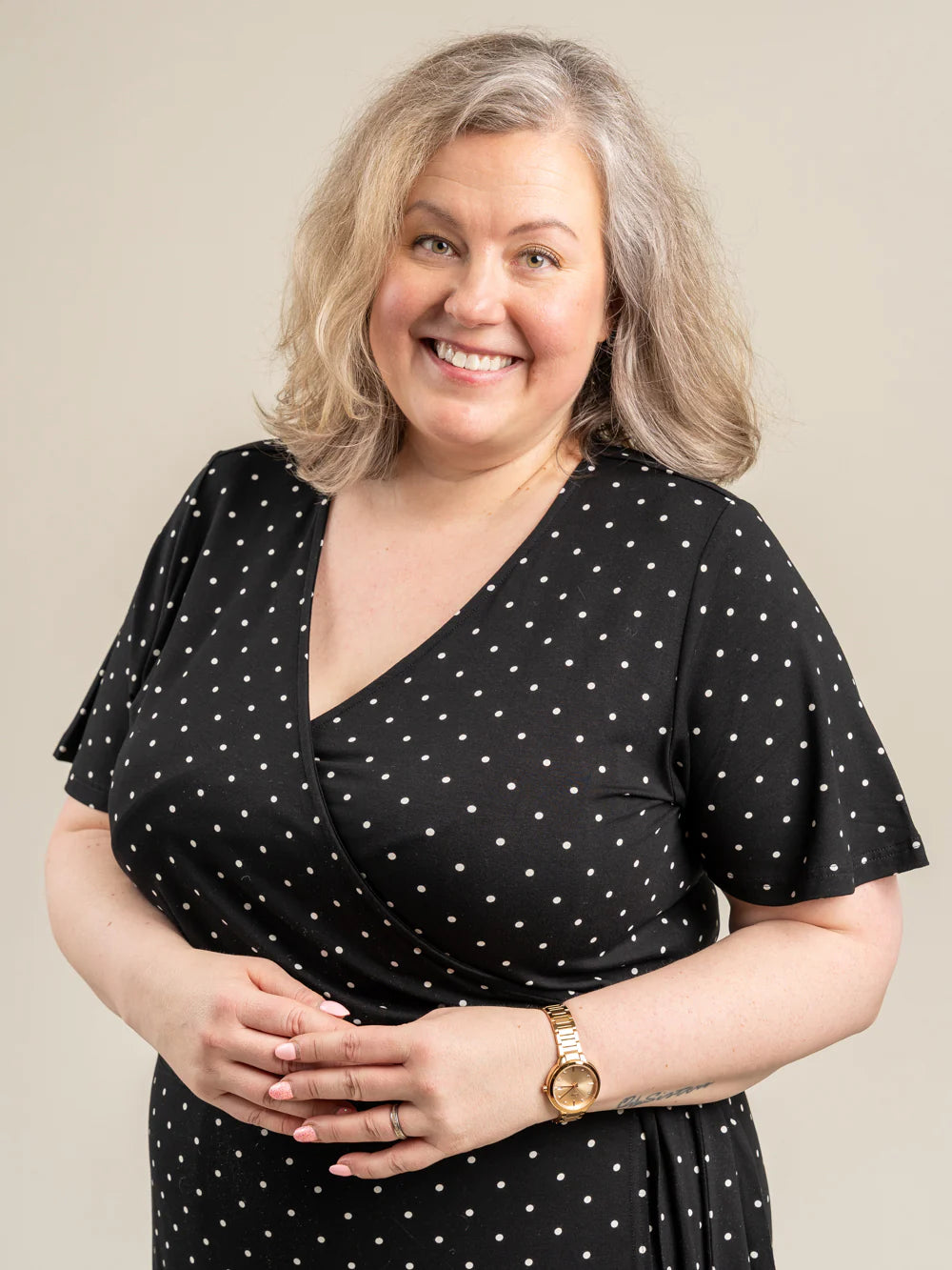 Lyhythihainen Kietaisumekko - Musta Pilkku