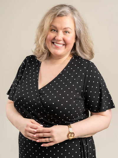 Lyhythihainen Kietaisumekko - Musta Pilkku