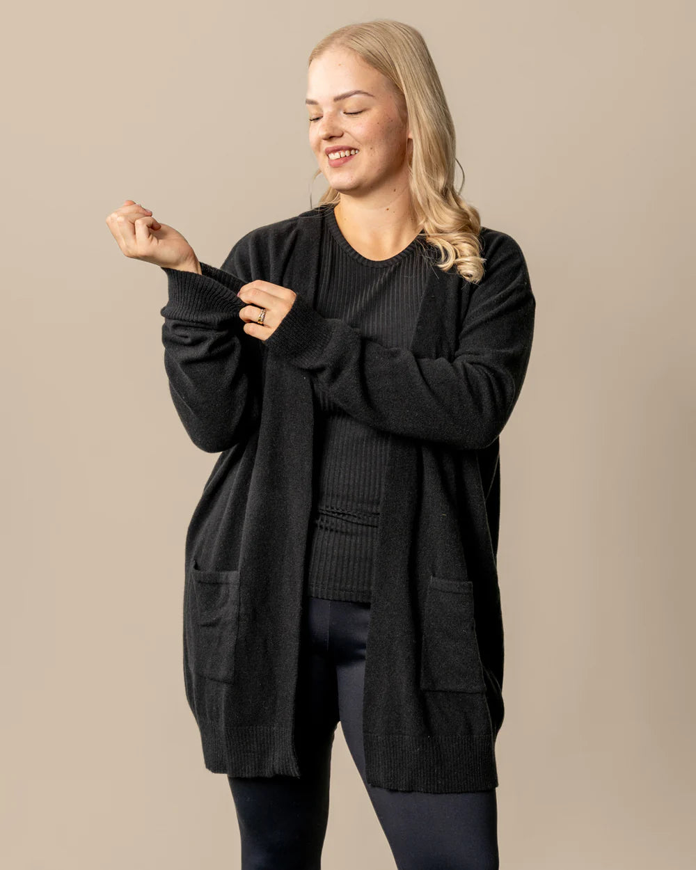 Tyyni Neuletakki - Musta