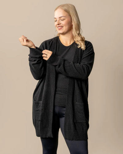 Tyyni Neuletakki - Musta