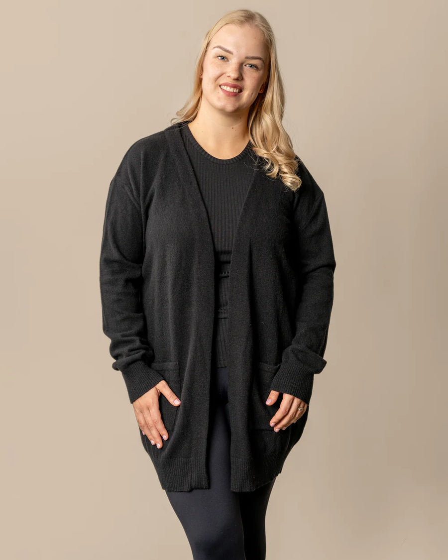 Tyyni Neuletakki - Musta