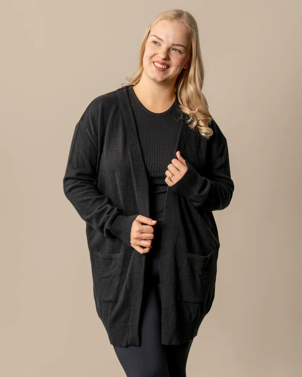 Tyyni Neuletakki - Musta