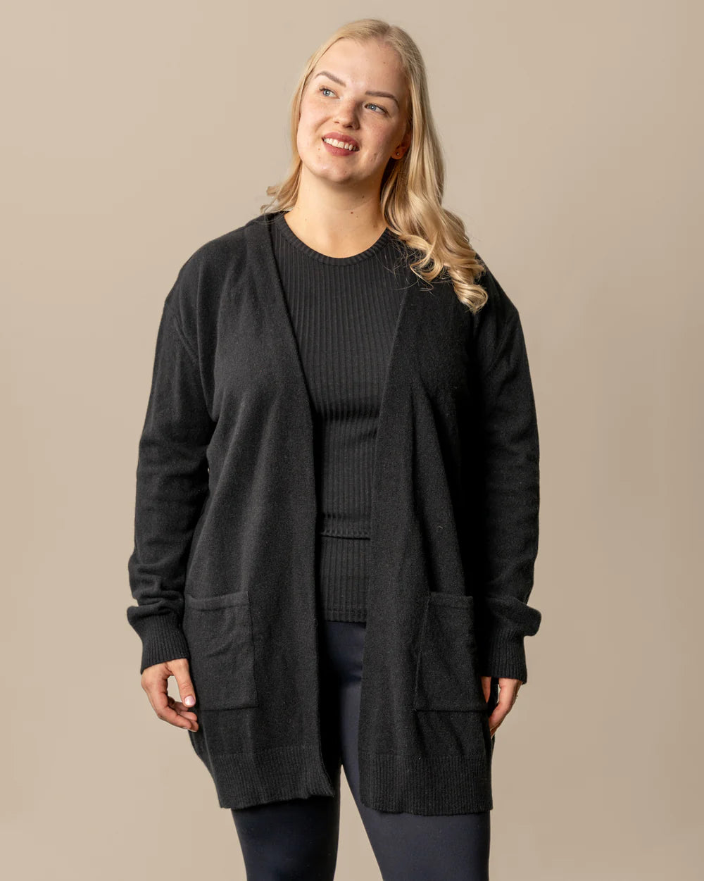 Tyyni Neuletakki - Musta