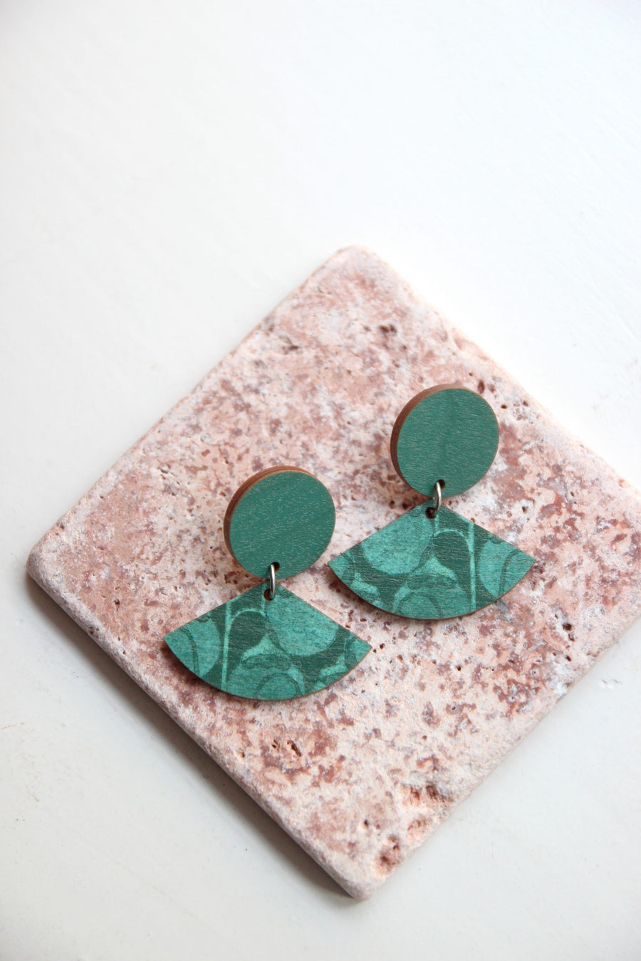 Viuhka korvikset - Valokas / smaragdi