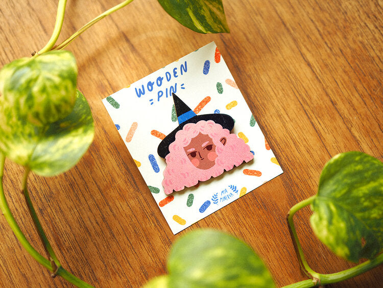 Mia Minerva - Pink Hair Witch pinssi